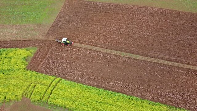 Drohnenaufnahme, Traktor beim Pfl&uuml;gen