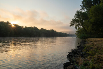 Der Main im Sonnenaufgang mit Blick auf Erlenbach