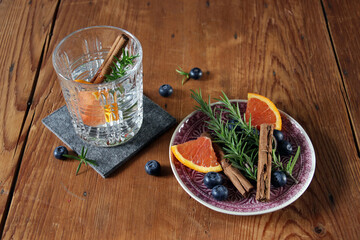 gin tonic mit orange, rosmarin und zimt