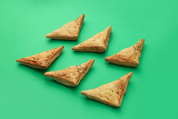 Fototapeta premium Flat lay composition with samsa on green background
