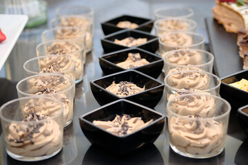 Fuente de buffet de dulces de crema
