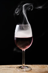Copa de vino con humo de alta cocina