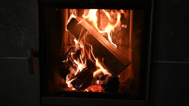 caminetto fiamma legna scaldare fuoco 