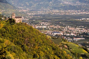 Blick auf die Leonburg und Lana