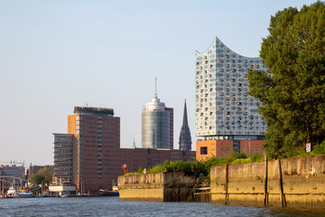 Hafenmauer am Sandtorhafen in Hamburg  - obrazy, fototapety, plakaty
