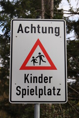 Schild " Achtung Kinder":