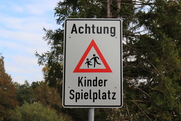 Schild " Achtung Kinder":