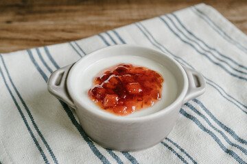 手作り杏仁豆腐　苺ソース