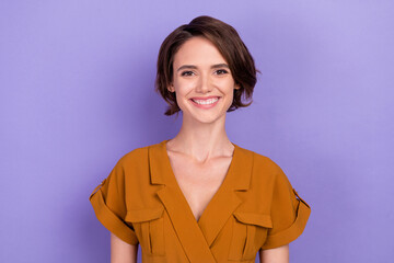 Obraz premium Photo of young cheerful woman happy positive toothy smile clever isolated over violet color background