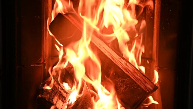 caminetto fiamma scaldare legna legni 