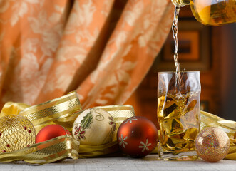Fototapeta na wymiar For a nice Christmas with friends, a toast is ideal