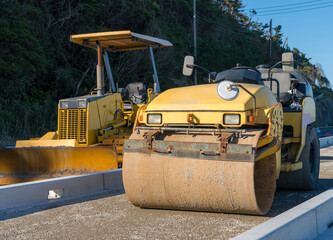 ロードローラー・ブルドーザー　工事現場
