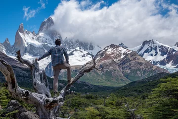 Crédence de cuisine en verre imprimé Fitz Roy Hiker enjoy beautiful view of mountain landscape. Fitz Roy, Patagonia, Argentina