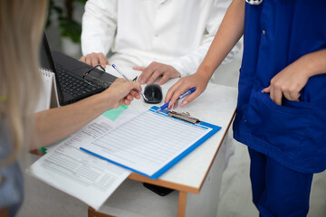 In the doctor's office, doctors explain how to fill out the declaration on COVID-19