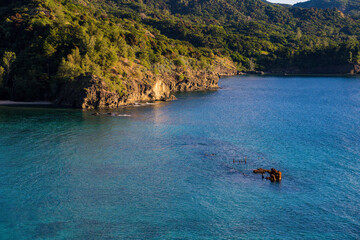 青い海に沈む沈没船