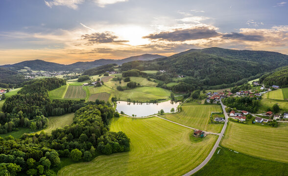 Bild einer Luftaufnahme mit einer Drohne der Landschaft im bayerischen Wald des Ebenreuther See während Sonnenuntergang, Deutschland
