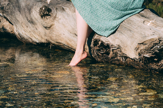 川の水を足に付ける女性の足元