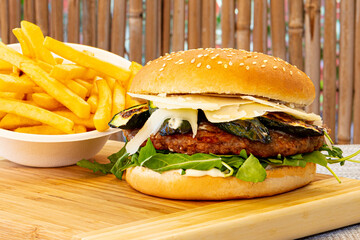 hamburger, italiano , melanzane , scaglie formaggio , alimento, cheeseburger, rucola , friggere, manzo, hamburger, patatine , cacio, carne, panino, pane, ciambella, lattuga, pasti, digiunare, pomodori