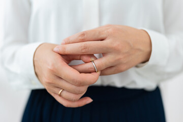 指輪を外そうとする女性