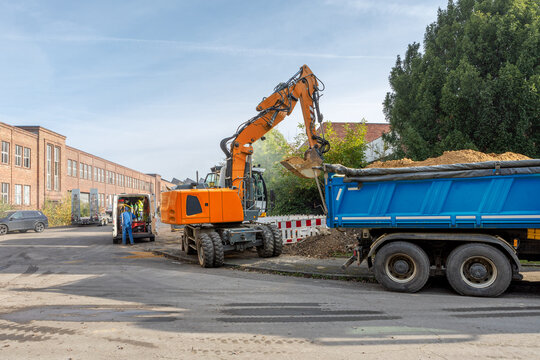 Stra&szlig;enarbeiten mit Bagger und LKW, Erdarbeiten Baustelle