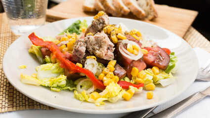 mediterranean vegetable salad with tuna