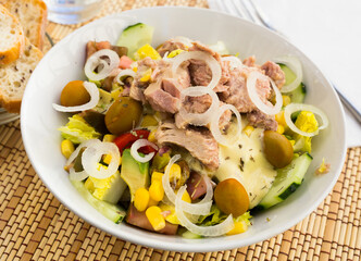 mediterranean vegetable salad with tuna