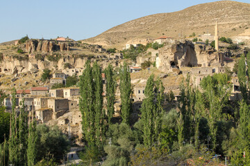 Fototapeta na wymiar Ihlara valley, walking path, caves and old stone houses