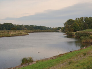 Blick auf einen Wasserlauf im Nationalpark Unteres Odertal in Brandenburg