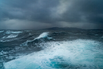 Wellen auf der Reise mit dem Schiff zum Nordkap, Norwegen. Sturm auf dem Atlantik mit Schaumkronen...