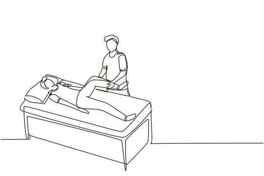 Single continuous line drawing man lying on massage table professional masseur therapist doing healing treatment massaging patient treating knee manual physical therapy. one line draw design vector
