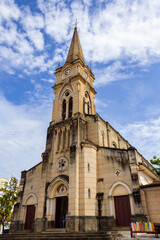 Fototapeta na wymiar Igreja Nossa Senhora do Rosário com céu azul ao fundo e algumas nuvens.