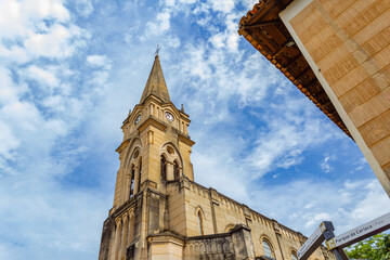 Fototapeta na wymiar Igreja Nossa Senhora do Rosário com céu azul ao fundo e algumas nuvens.