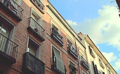 Fachada de un edificio en la calle Corredera Alta de San Pablo en Madrid, España. Arquitectura tradicional de las casas del centro de la capital española.