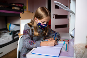 Zdalne lekcje ucznia szkoły podstawowej podczas pandemii koronawirusa