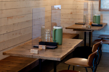 飲食店のテーブル席　アクリル板　