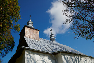 Malowniczy kościółek w Bieszczadach, dawna cerkiew w Łopience. Miejsce kultu religijnego. - obrazy, fototapety, plakaty