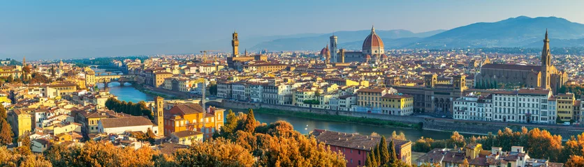 Foto op Plexiglas Florence Italië, skyline van de panoramastad aan de rivier de Arno met herfstgebladerte seizoen © Noppasinw
