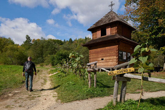 Malownicze Bieszczady jesienią. Kraina dzikich zwierząt: niedźwiedzia, wilka, rysia. Kapliczki, cerkwie, kości&oacute;łki, baza namiotowa.