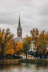 Wieża kościoła ponad drzewami w miejscowości Kętrzyn - obrazy, fototapety, plakaty
