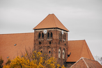 Wieża zegarowa na kościele w miejscowości Kętrzyn