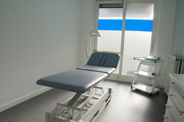 Fototapeta na wymiar massage table in a room from a hospital spa or fysio