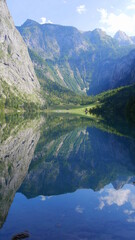 Fjordartiger Königsee im Nationalpark Berchtesgaden mit Spiegelung