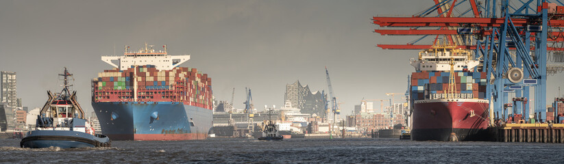 Hamburg harbor panorama with container ships and landmarks - obrazy, fototapety, plakaty