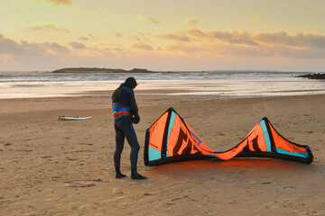 Fin de session de kitesurf au coucher du soleil