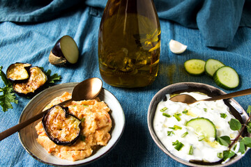 Auberginenpüree mit Tzatziki und mit kräutern gewürztem olivenö