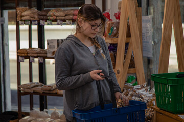 Chica joven comprando en local de productos naturales