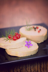 Obraz na płótnie Canvas foie gras, tranche de foie gras de canard, réveillon de noël et nouvel an 