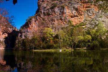 skały woda rzeka natura drzewa monasterio de piedra © Piotr