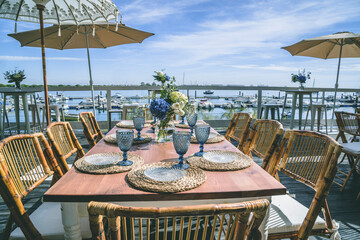 Mesa de restaurante preparada para eventos con vistas al mar.