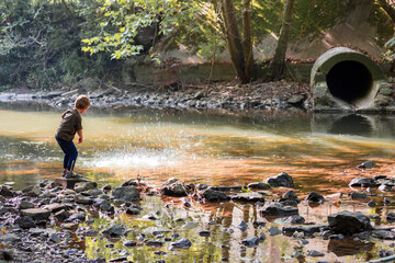 enfants jouant dans le ruisseau lumineux